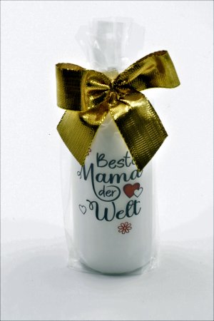 Verpackt mit goldener Schleife und Geschenkfolie. Stumpenkerze mit Beschriftung "Beste Mama der Welt" ist die perfekte Geschenkidee. Stumpenkerze Brenndauer 36 Stunden.